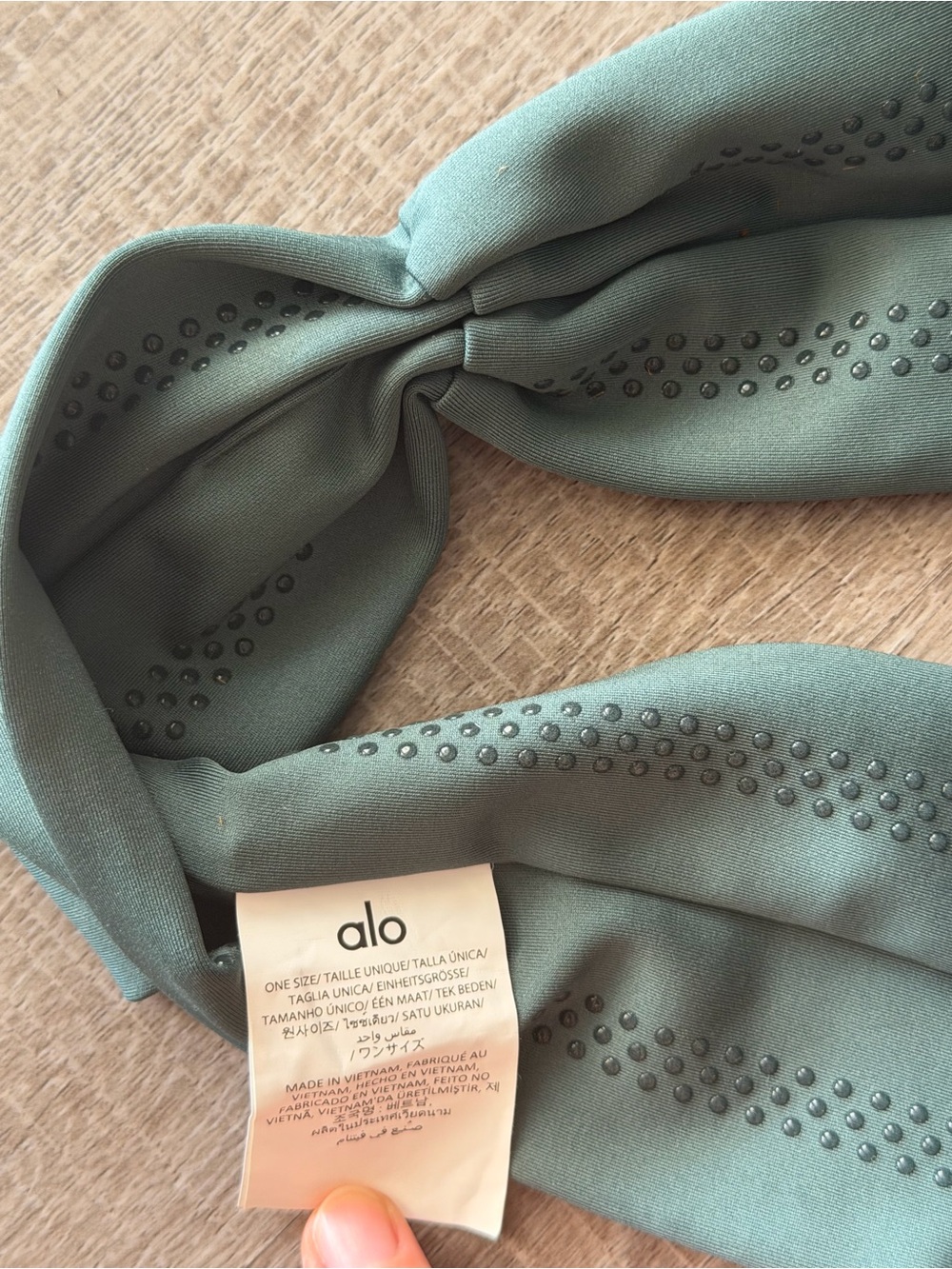 ALO Yoga Airlift Headband Clover Green - Picture 3 of 4